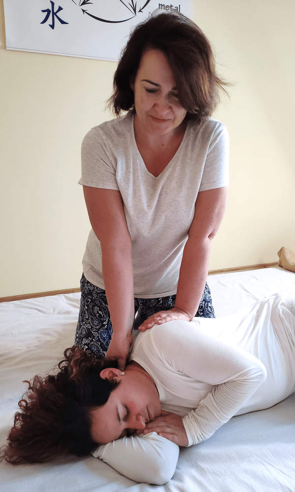 Hajnal Shiatsu - kezelés kép - Hajni kezelést végez Hajnal Shiatsu - kezelés kép - Hajni kezelést végez
